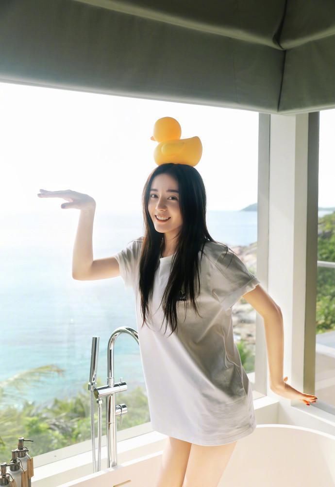 迪丽热巴最新近照, 在浴缸上穿T恤秀翘臀美腿!