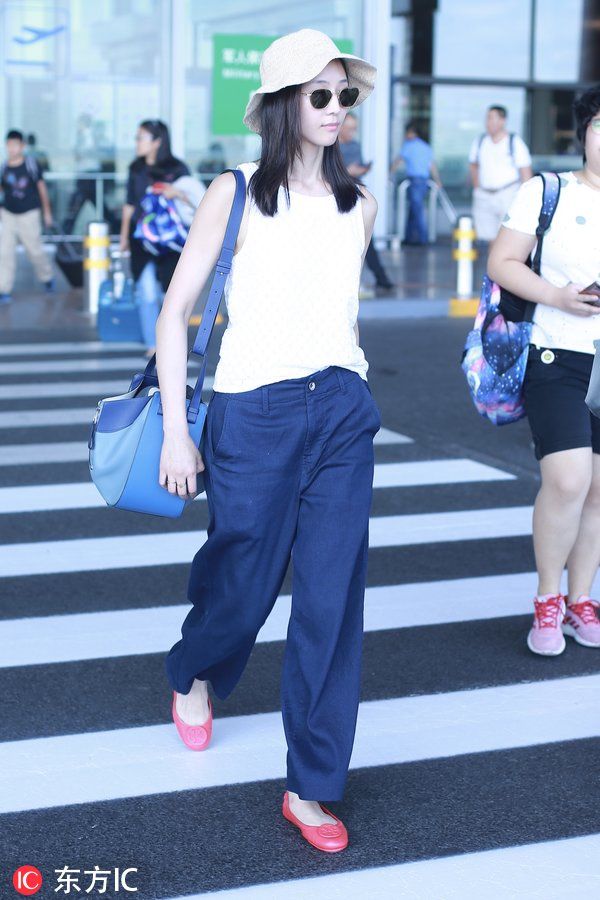 张钧宁裤子太肥大将美腿遮得一干二净，普通人穿上秒变大妈