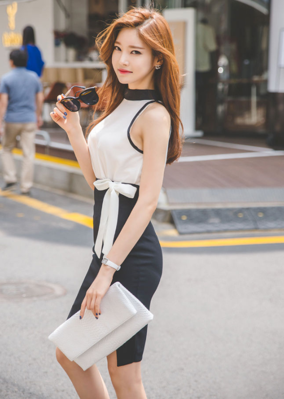 精致有型的紧身包臀美女，穿出窈窕身材，让人一眼难忘！