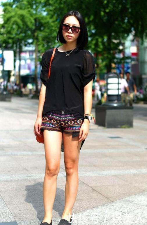 『 美女』夜色下的小姐姐显得格外撩人！，街拍：性感长腿美女