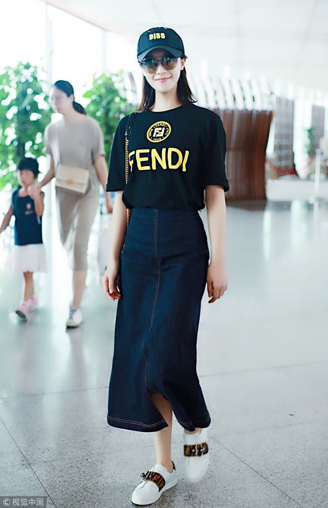 蓝盈莹黑T配牛仔长裙变时髦精 边走边打电话似与男友曹骏传情