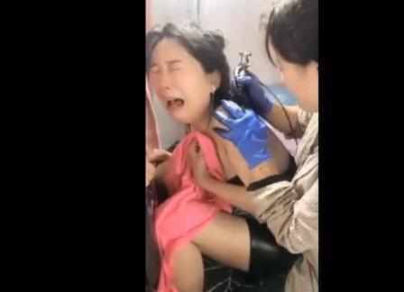 实拍: 广东女子纹身过程, 付出的“代价”