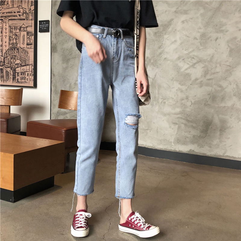 过时的裙子、短裤都别穿了，入秋后流行这几款牛仔裤，修身显瘦