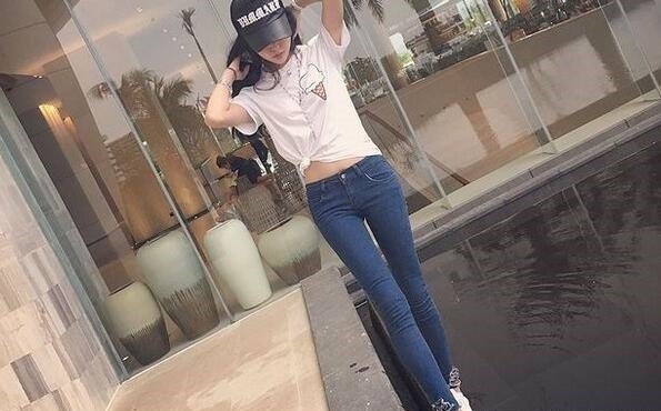 牛仔裤|青春活力的牛仔裤美女,身材很苗条,真让人羡慕!