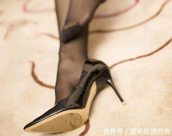 尖头修身高跟鞋，穿出性感的曼妙身姿，凸显好看的气质！