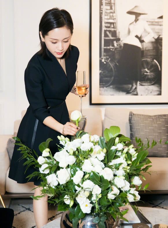 请王子文放弃印花裙吧，居然穿出了满满的油腻感，实在一言难尽!