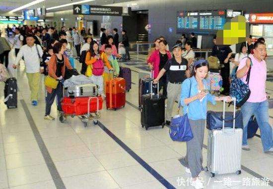 中国游客在泰国不愿掏4元“搬运费”, 引发热议, 网友: 应该给!