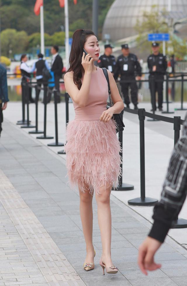 街拍 夏天牛仔短裤和连衣裙哪个更时尚好看？反正我喜欢图4的姐姐