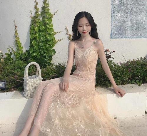 街拍：小姐姐连衣裙，穿出迷人女神范，性感撩人！