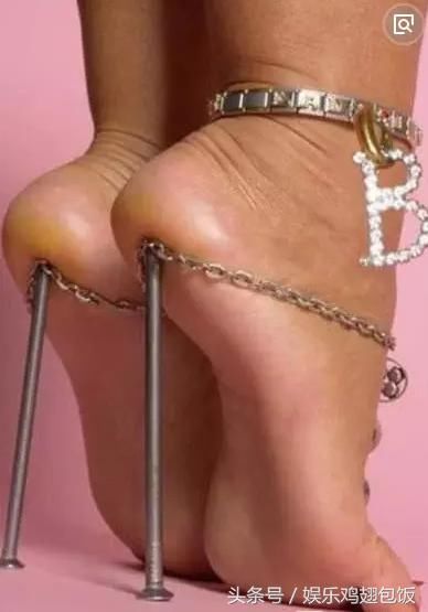 赵丽颖的高跟鞋能理解,天后王菲穿的无底高跟鞋看着肉疼