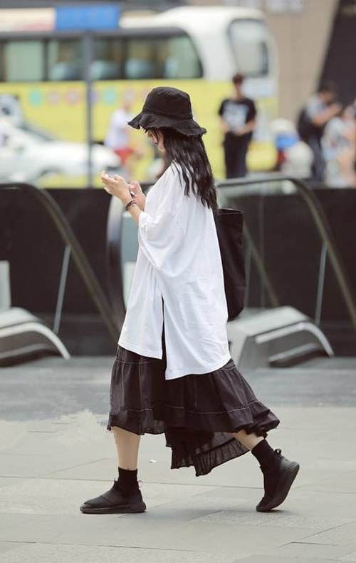 路人街拍，小姐姐一袭长裙，气质绝佳颜值爆表，注定是街头的焦点