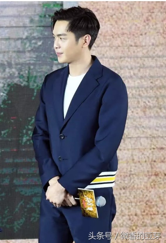 张若昀要逆天?穿“儿童裤”就算了，鞋子真不能忍，想把它扒下来