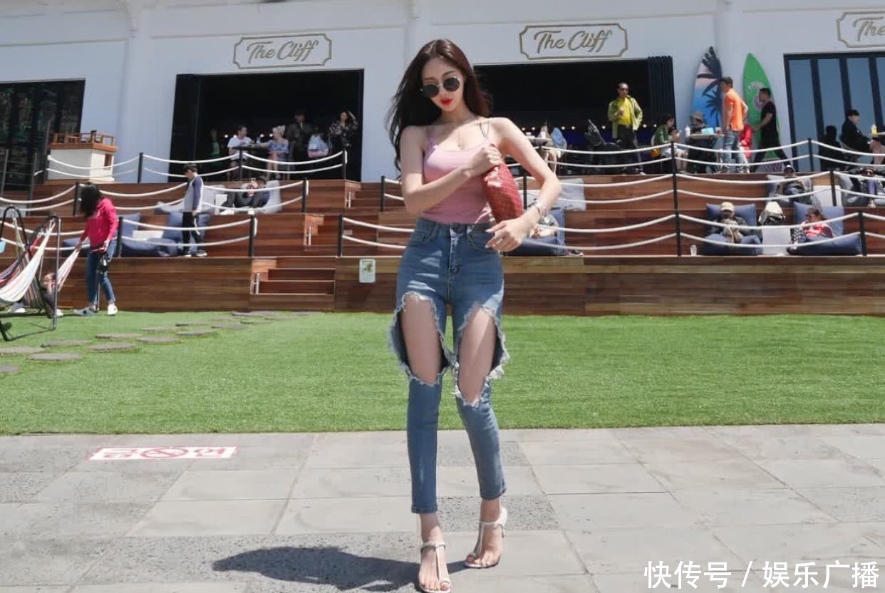 街拍：妹子穿裤子越破越时尚吗？网友：你妈叫你回家补裤子