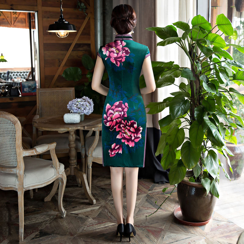 有一种裙子叫“旗袍”，搭配高跟鞋，比传统旗袍更显气质