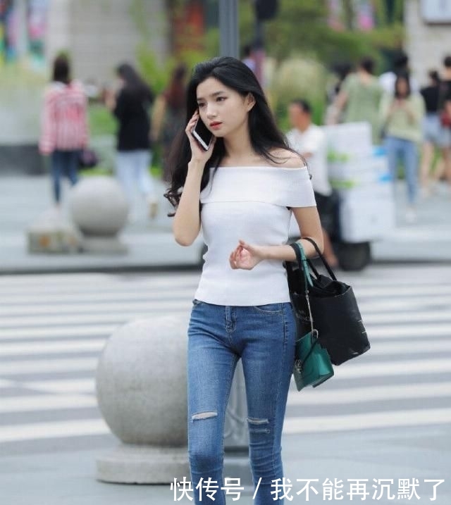 【显得】穿衣风格好的时尚潮流女孩,穿牛仔裤也可以配搭出神秘感