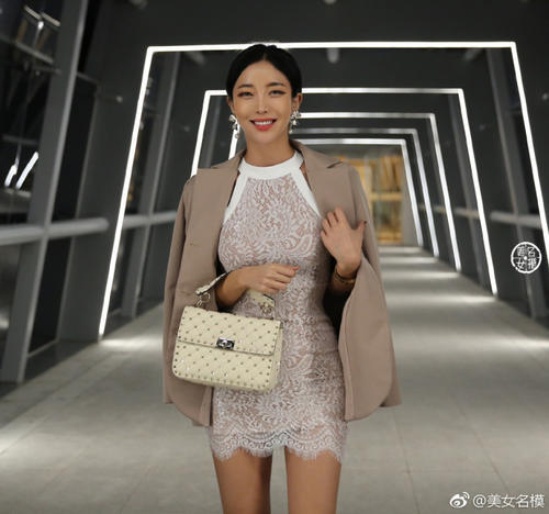 路人街拍,蕾丝紧身连衣裙,展示性感好身材,时尚潮流有魅力!