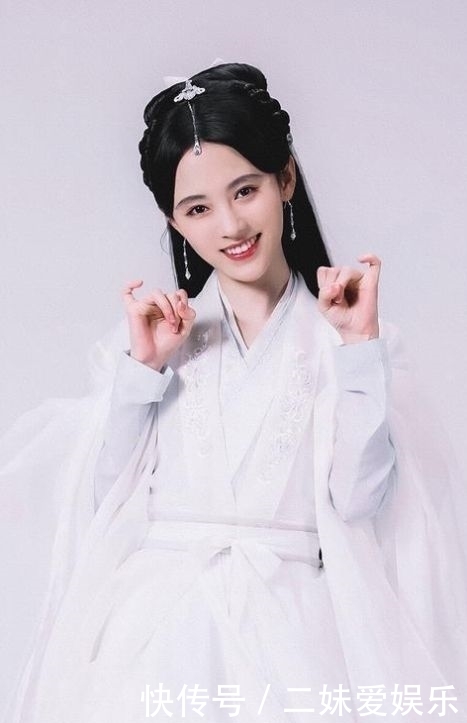  汉服：鞠婧炜穿汉服惊艳众人，力破白色汉服系凶服谣言，清新淡雅有气质