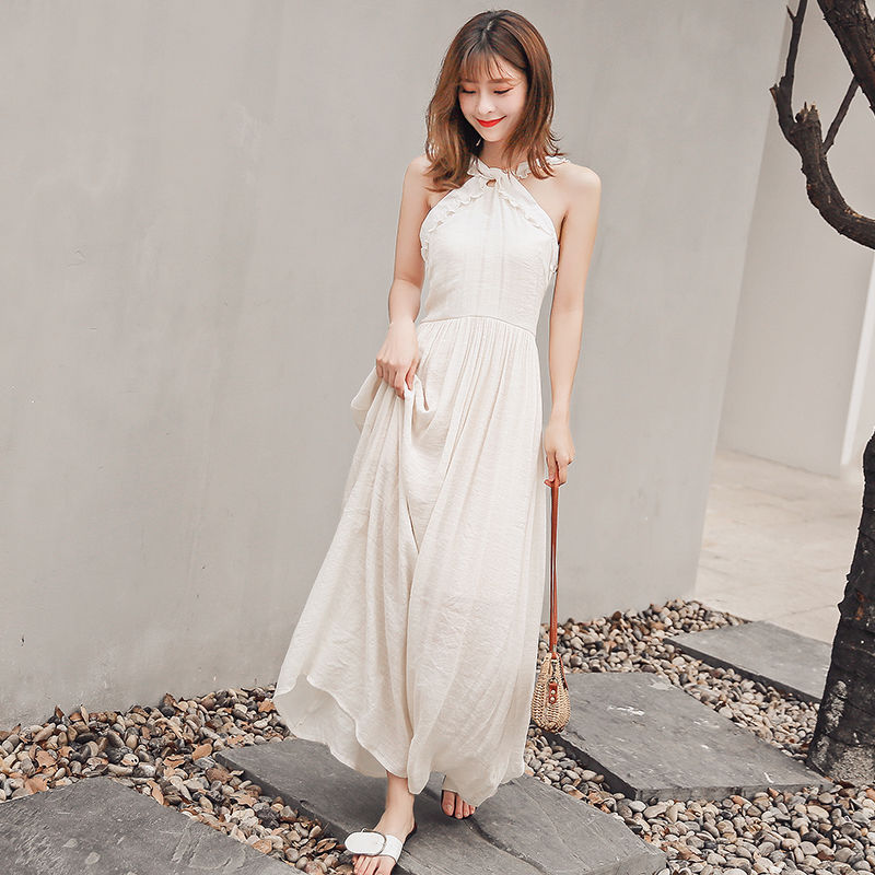 现在的女人,去海边都不穿比基尼,而是下面这样穿,更仙更迷人