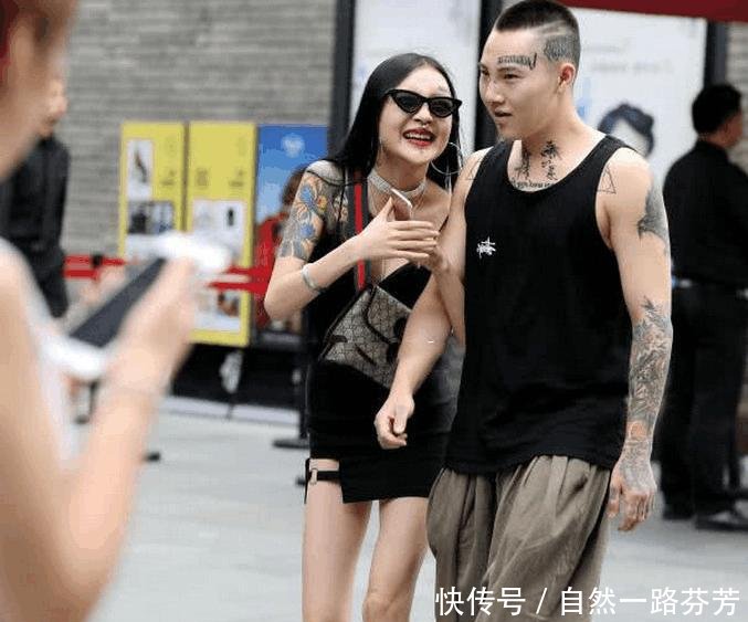 两情侣都是纹身爱好“重度患者”, 出行照让路人都感到“雷人”