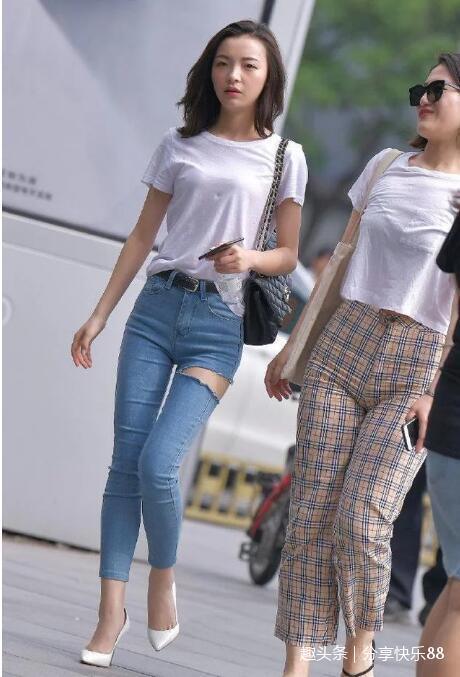 身材好的牛仔裤小姐姐，紧身穿搭秀出完美身姿，显得非常迷人！