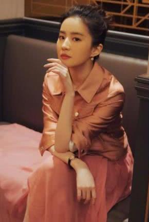 刘亦菲底裤外穿就算了，还在外面套白袜，网友：女神形象瞬间崩塌