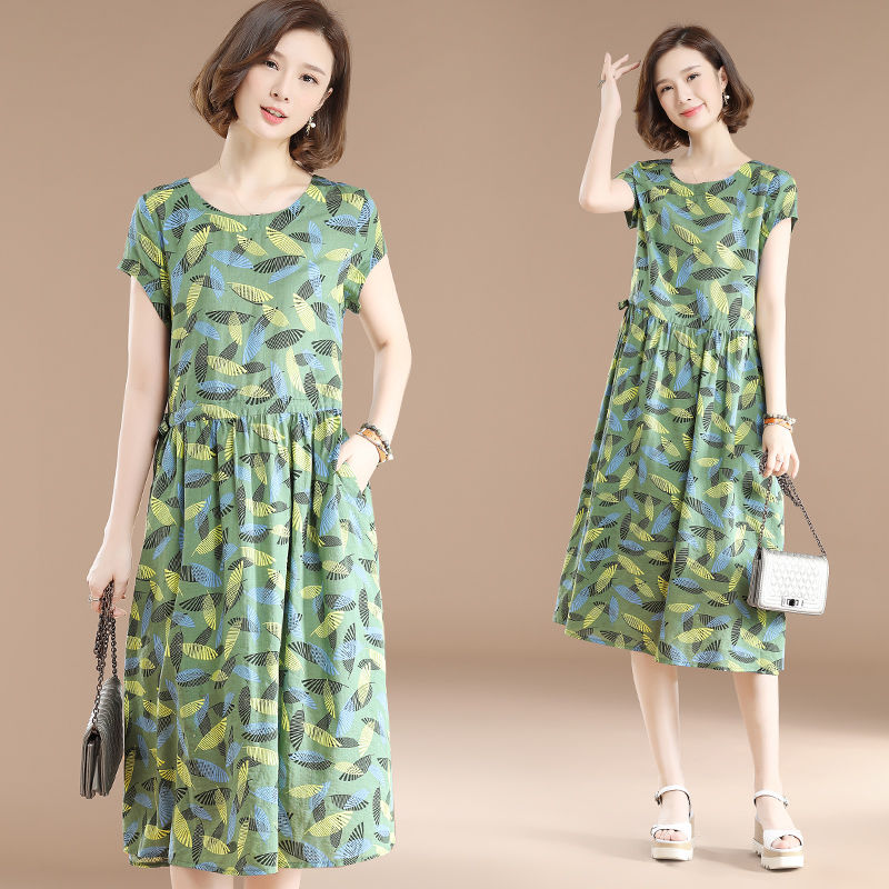 时髦女人胆子大，三伏天穿的靓丽美裙，不怕走光，走到哪都是焦点