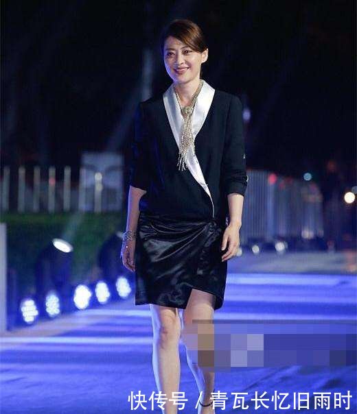 36岁郭晶晶同框42岁梅婷, 网友: 豪门和明星的差距一目了然!