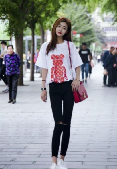 小美女|街拍:蓝色的套装搭配凉拖和长袜,小美女非常的时尚抢镜