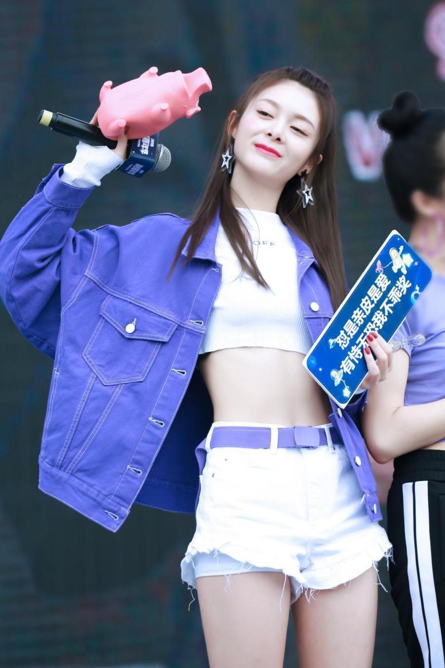 168cm的傅菁还嫌腿不够长? 短裤短到露出安全裤, 网友: 不如不穿