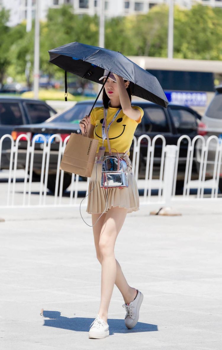 街拍：性感好身材穿出来，这样搭配人见人爱！