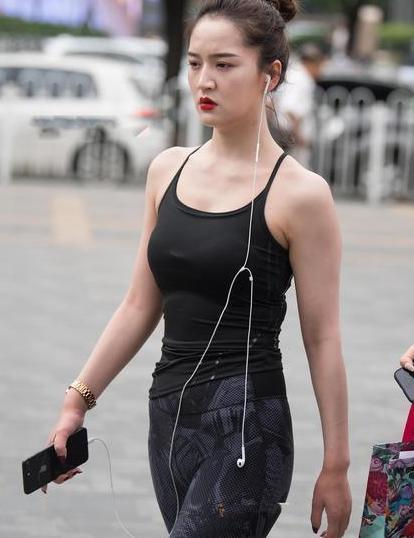 爱好健身的姐姐丰硕的臀线，肥而不腻就是这种感觉，圆圆的很抢镜