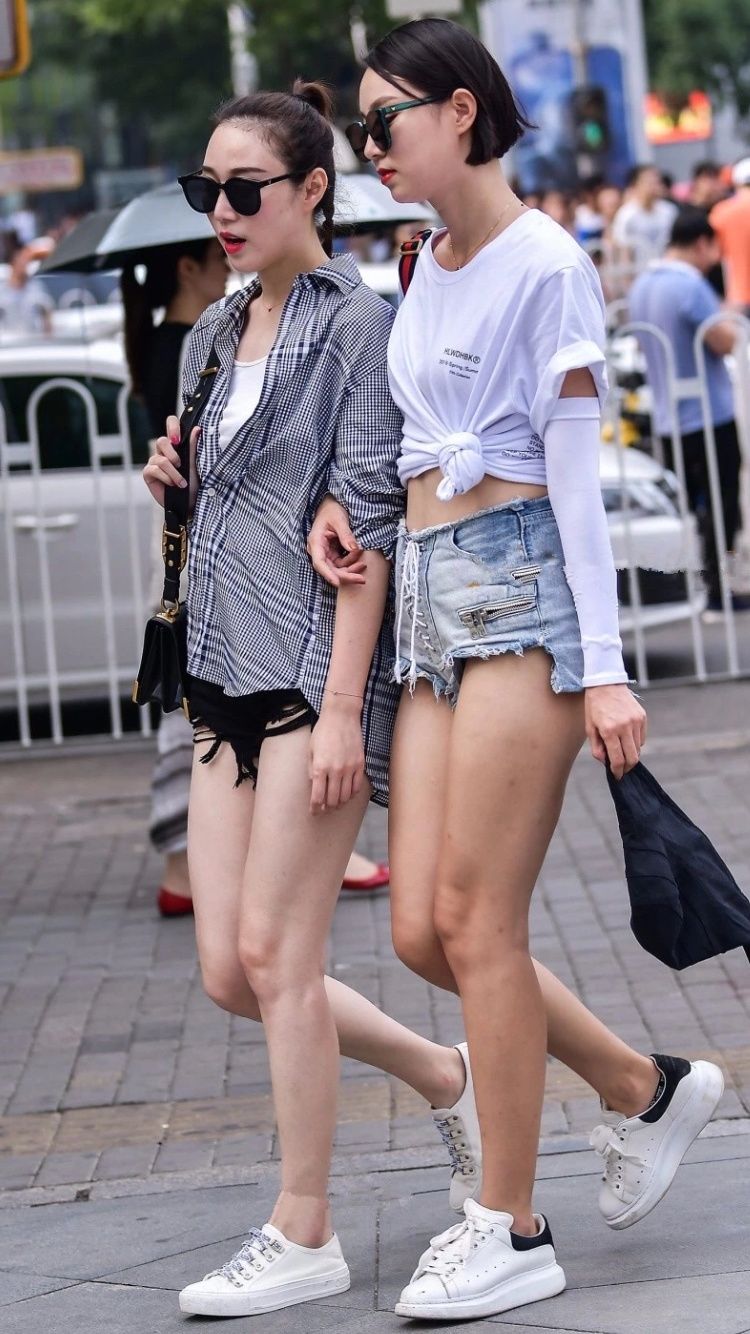 街拍丨两双美腿都穿着超短热裤，你看中哪个?