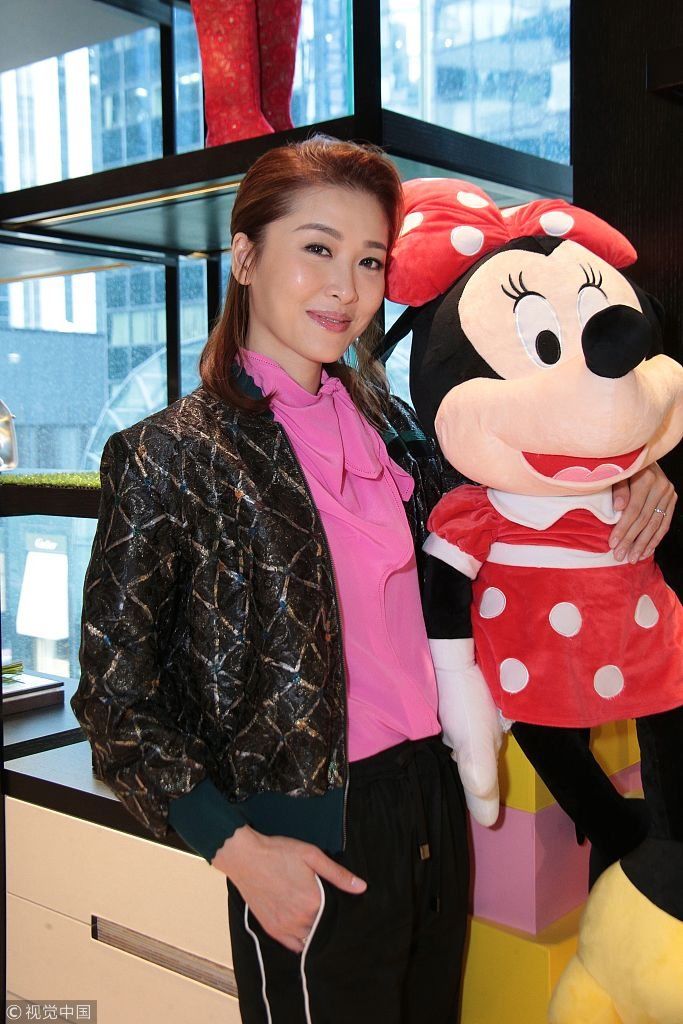 周丽淇与米妮玩偶合影比萌 穿粉嫩衬衣灿笑如花