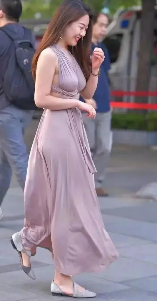 街拍：气质辣妈穿薄款晚礼服，遮不住的好身材