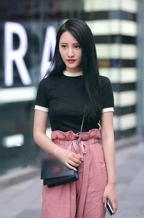街拍：身材微胖的美女可能更适合包臀裙，时尚性感显身材！