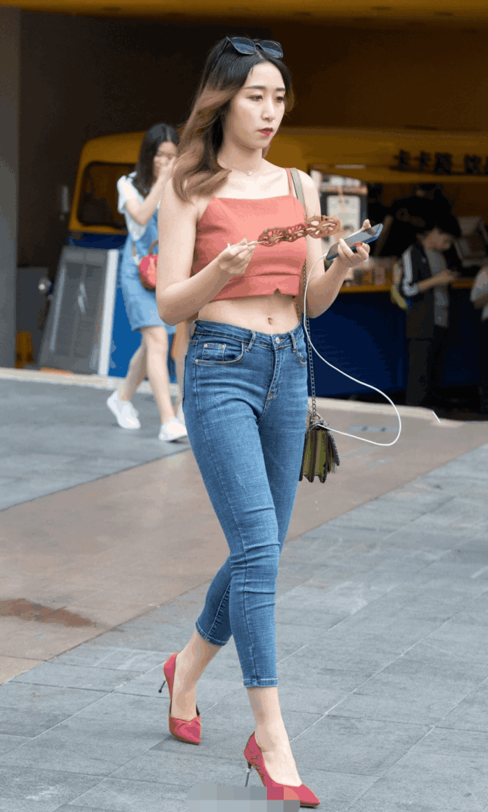 街拍：蓝色紧身打底裤，小姐姐高腰紧身裤显得腿超长