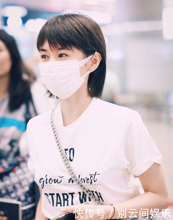 王子文素颜现身机场，白T恤搭包臀半身裙清爽干净秀出好身材