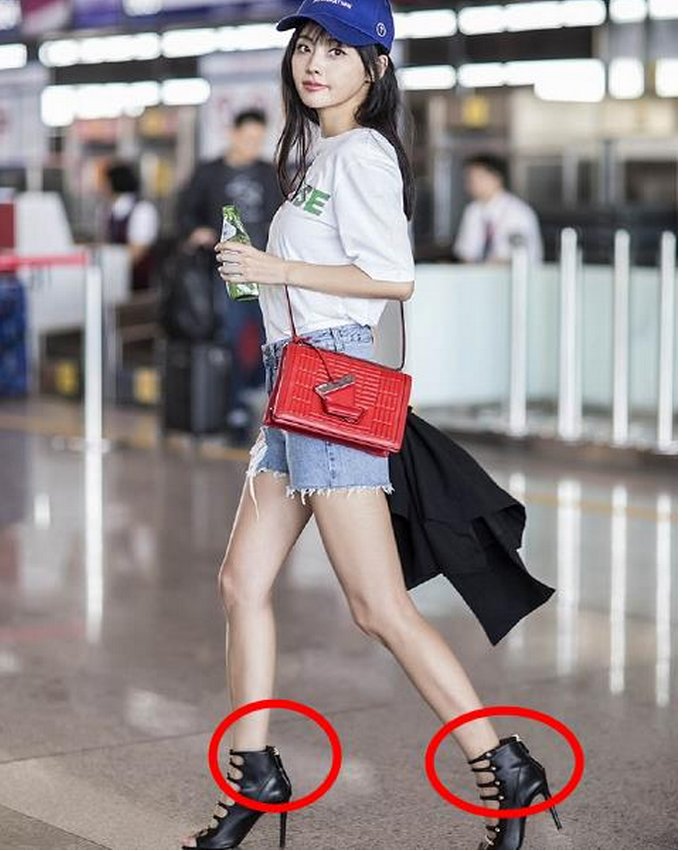张嘉倪亮相机场，穿短裤腿细得像“竹竿”，穿小码高跟鞋都不跟脚