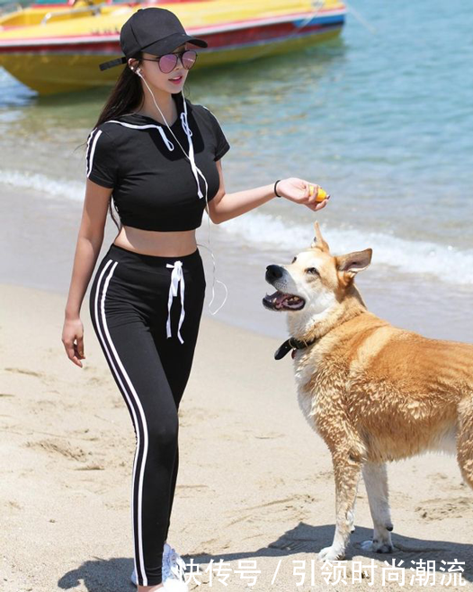 紧身打底裤：背心的装扮，使美女显得自信优雅！