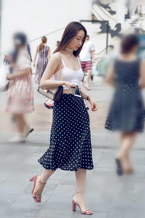 路人街拍：仙女一般的小姐姐，长发飘飘肌肤赛雪，吊带装很性感