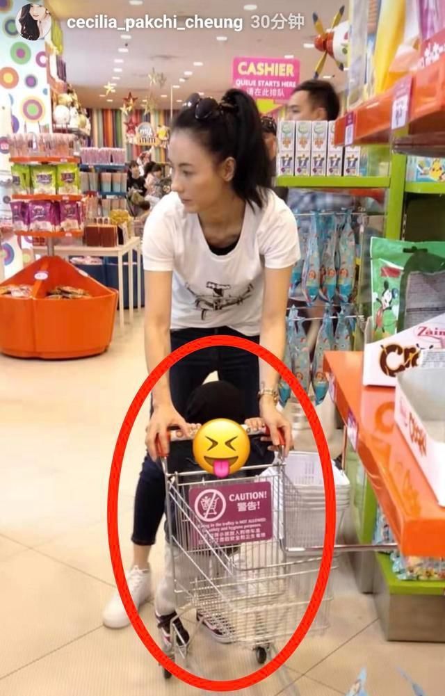 张柏芝抱儿子购物被偶遇,Marcus扶着购物车蹒跚学步,萌态十足