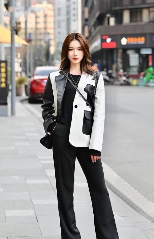 『 底裤』展现甜美气息，街拍：打底裤美女的搭配使得整体魅力提升