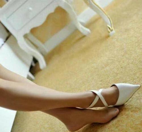 性感的细跟高跟鞋，气质的尖头设计，凸显出你优雅的女人味！