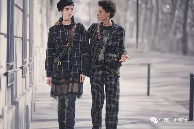 这一季她们都在背的It Bag：经典Dior Saddle bag回归时尚舞台