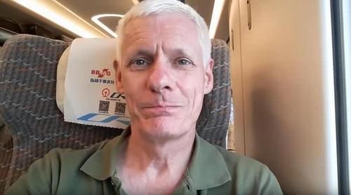  「列车」老外体验时速350km复兴号，行驶中做实验，美民众：未来