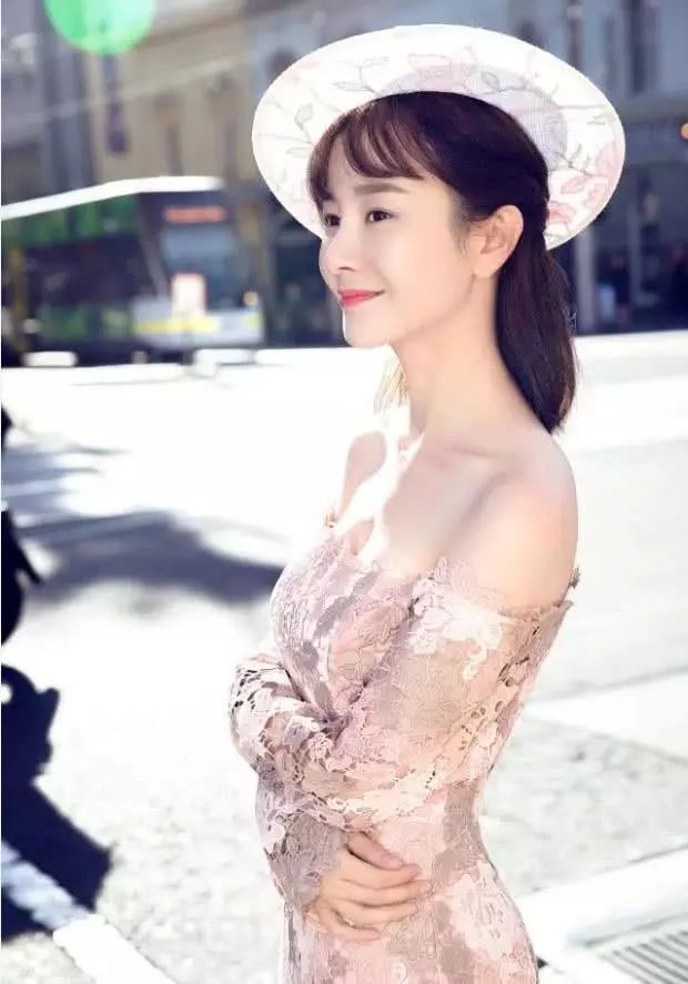 张檬的身材真不是盖的，穿鱼尾裙看得我眼睛直发光，贵妇即视感！