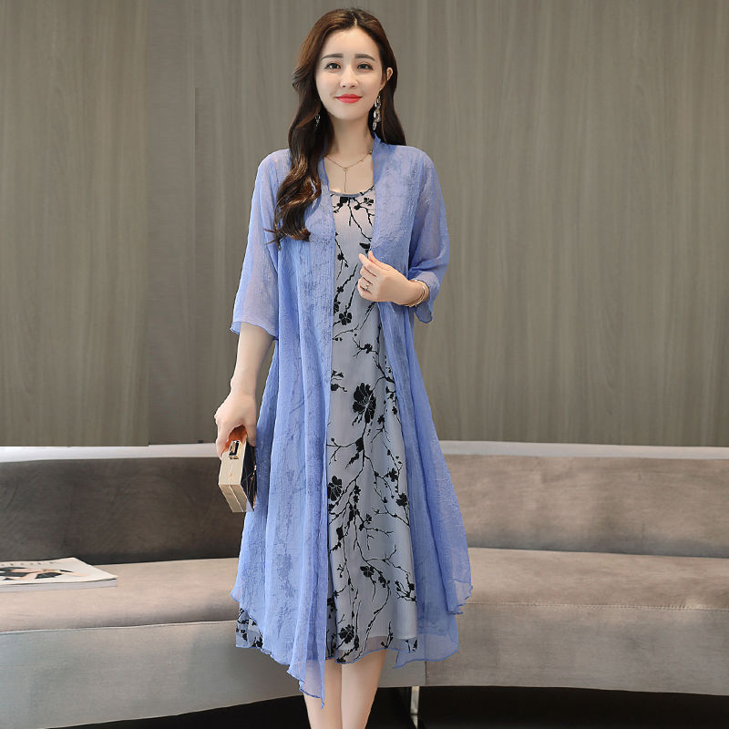 若你超过45岁，尽量穿年轻点，试下多穿素色裙，嫩成28岁姑娘