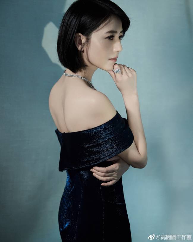 高圆圆穿黑色抹胸礼服气场足 单手扶脸露性感美背