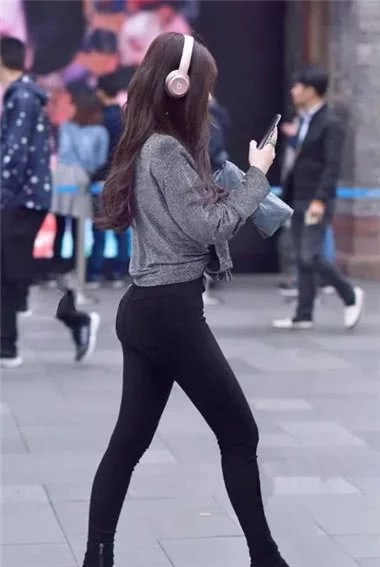 青春活力小姐姐身穿黑色休闲紧身裤搭配灰色外套显出曲线美,性感