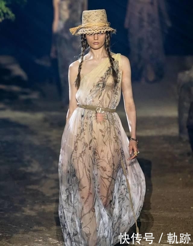  『花朵』2020开春 流行穿“开满花”的裙子，谁穿谁美！